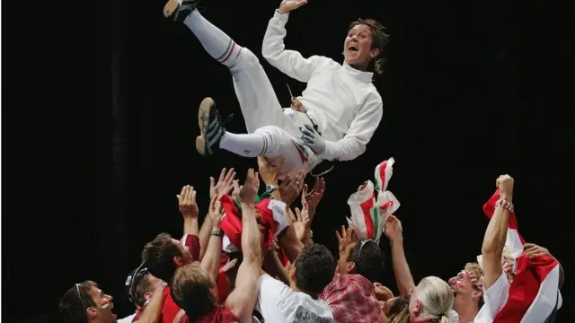 Timea Nagy of Hungary akisherehekea ushindi wake wa dhahabu katika mchezo wa Fewncing wakati wa michezo ya Olimpiki ya Athens mwaka 2004.