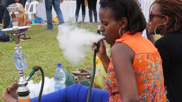 De jeunes rwandaises fumant de la chicha.