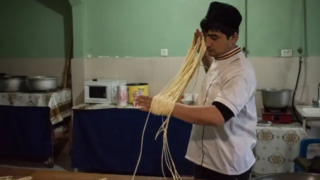 Лагман кантип даярдалат? Ашпоздор лагман жасоодо эӊ биринчи сапат – сабырдуулук деп айтышат.