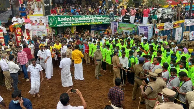 அலங்காநல்லூரில் சீறிப்பாயும் காளைகள்; அசராமல் எதிர்கொள்ளும் மாடுபிடி வீரர்கள்