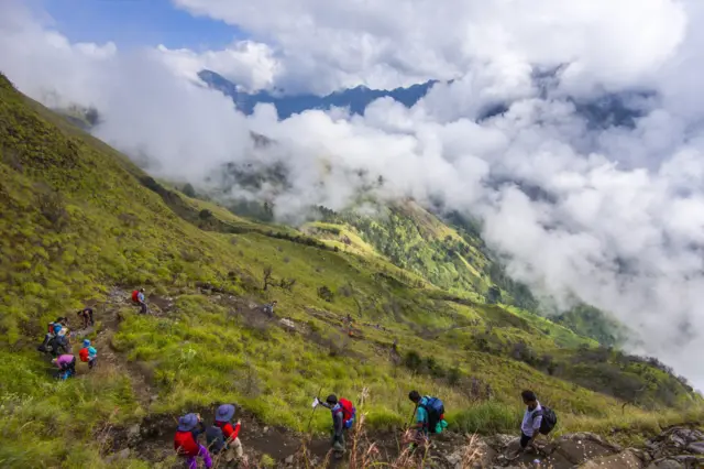 นักท่องเที่ยวจะต้องมีการออกกำลังกายให้ร่างกายพร้อม เพราะการเดินบนภูเขาไฟจะต้องใช้ระยะเวลานานหลายชั่วโมงและต้องเผชิญกับสภาพอากาศที่เบาบางเพราะอยู่บนที่สูง นอกจากนี้ต้องเตรียมความพร้อมในกรณีเกิดแผ่นดินไหว
