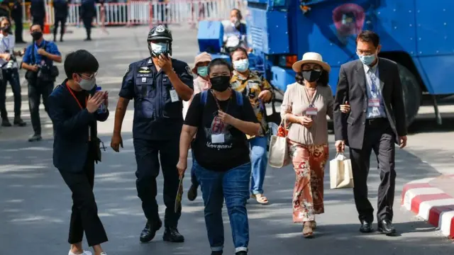 มารดาของเพนกวิน (ซ้าย) และมารดาของแอมมี่ เดินทางถึงศาลอาญาช่วงเช้าวันที่ 11 พ.ค. เพื่อรอฟังการไต่สวนของศาล