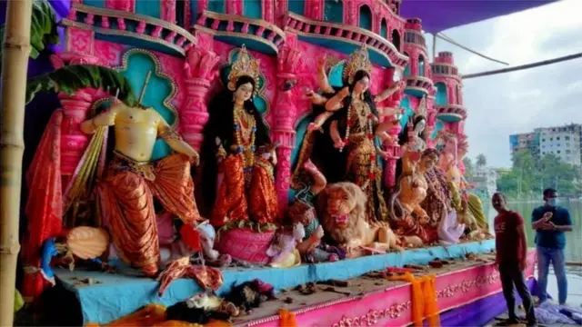 কুমিল্লায় নানুয়াদীঘির পাড়ের পূজা মণ্ডপে ভাঙচুরের পরের দৃশ্য