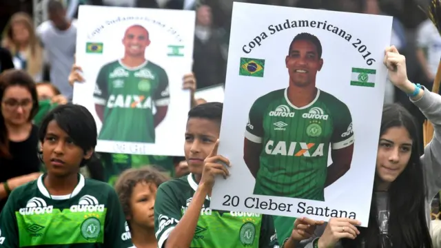 这场空难夺去球会50名球员、职员和随行记者的性命。