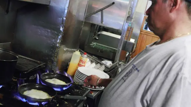 ก่อนหน้านี้มีรายงานว่าสารจำพวก PFAS มีความเชื่อมโยงเกี่ยวข้องกับโรคมะเร็ง ภาวะคอเลสเตอรอลสูง และปัญหาระบบภูมิคุ้มกันร่างกาย