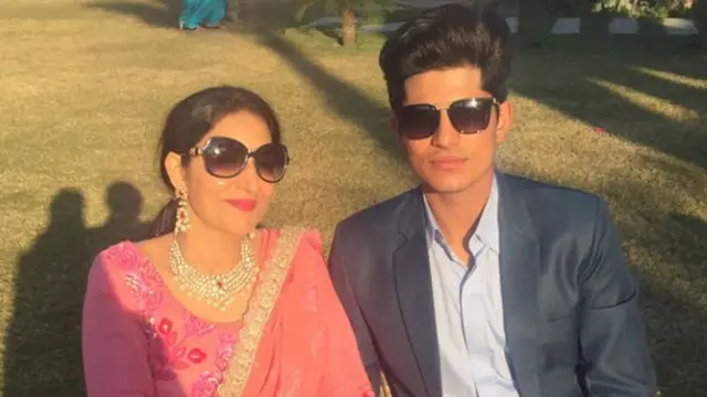 अपनी मां कीरत गिल के साथ शुबमन गिल