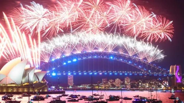 آسٹریلیا کے شہر سڈنی میں آتش بازی مگر شہریوں کو کووڈ 19 کی روک تھام کے لیے لگائی گئی سختیوں پر عملدرآمد کی ہدایت