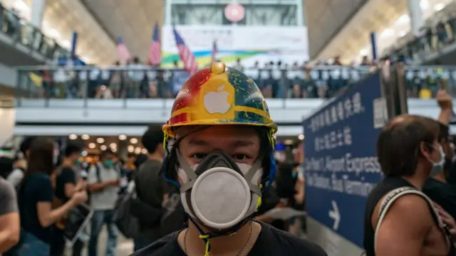 Manifestante en el aeropuerto