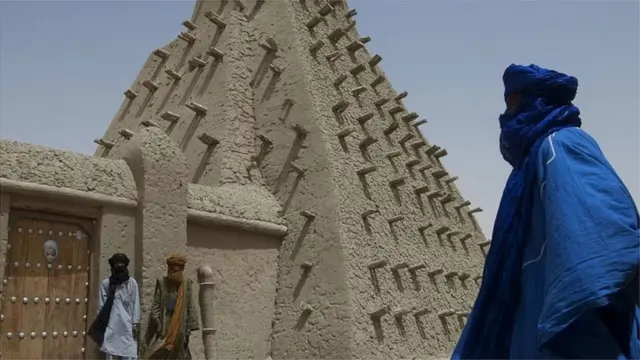 Chumvi, dhahabu, meno ya ndovu na vitu vya thamani vya Ulaya nguo za linen, manukato na vioo vyote wakati mmoja kutoka Timbuktu