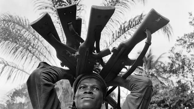 Ọmọogun kan ko ru ibọn mẹrin sori