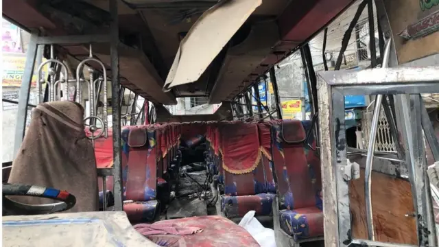 ক্ষতিগ্রস্ত বাসের ভেতরের অংশ দুমড়েমুচড়ে গেছে, ভেতরে রয়েছে রক্তের দাগ
