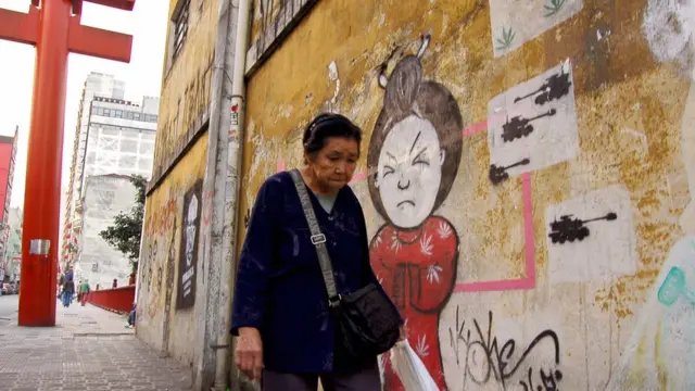 Una mujer en el barrio Liberdade de Sao Paulo