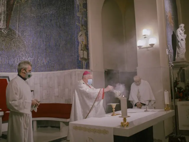 Nadbiskup Hočevar poručio je prisutnim vernicima da se dodatno čuvaju zbog virusa i da drže distancu