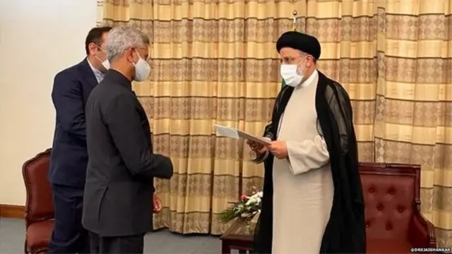 એસ. જયશંકર તહેરાનમાં ઈરાનના નવા ચૂંટાયેલ રાષ્ટ્રપતિ ઇબ્રાહિમ રઈસી સાથે