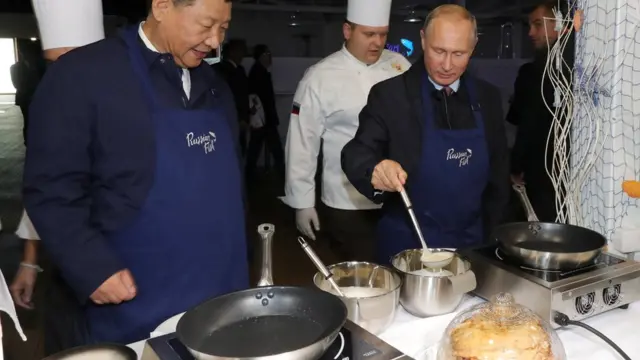 习近平与普京亲自下厨弄薄煎饼，佐以伏特加。