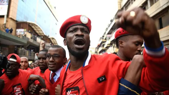 Robert Kyagulanyi mu myiyerekano yo kwiyamiriza ikori ku gukoresha imbuga hwaniro, i Kampala itariki 11/07/2018