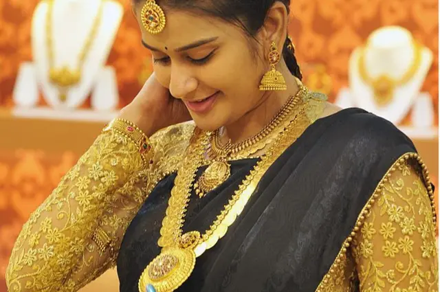 బంగారు ఆభరణాలు ధరించిన యువతి