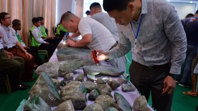 ကျောက်စိမ်းအရိုင်းတုံးကို အနည်းဆုံးကြမ်းခင်းဈေး ယူရို ၅ ထောင်၊ အချောထည်ကို ယူရို ၁ ထောင် သတ်မှတ်ထား