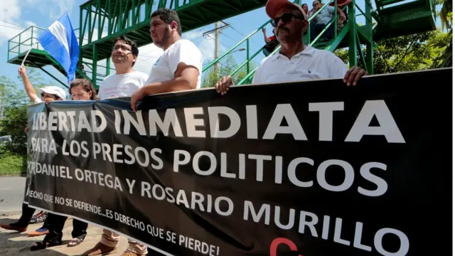 Protesta de miembros del Cenidh.