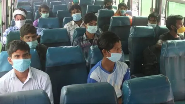 ફરીવાર લૉકડાઉન જેવી સ્થિતિનો સામનો ન કરવો પડે એટલે પરપ્રાંતીય મજૂરો ગામ જઈ રહ્યાં છે.