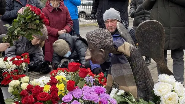 Петербуржцы на церемонии открытия Печального ангела 4 марта