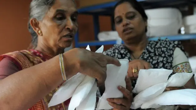 बचत गटांनी तयार केलेले पॅड बऱ्याचदा निकृष्ट दर्जाचे असतात.