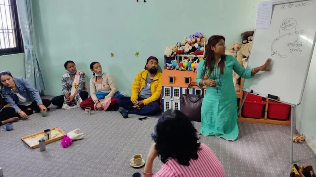 अभिभावकसँग अन्तर्क्रिया गर्दै स्वयम्‌सेवी