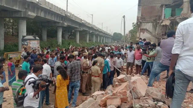 வீடுகள் இடிக்கப்பட்டபோது