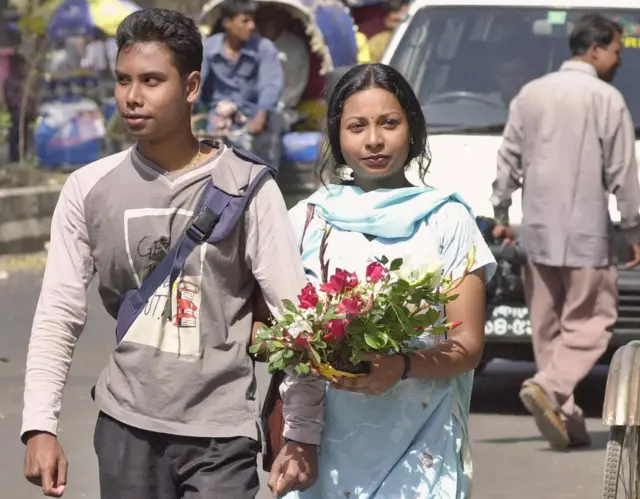 ভ্যালেন্টাইন্স ডে দিনে দিনে বাংলাদেশে বড় উৎসবে রূপ নিয়েছে।