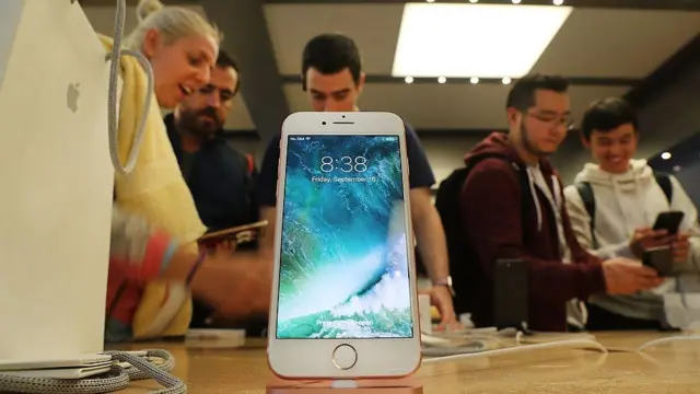 أيفون في معرض لأبل