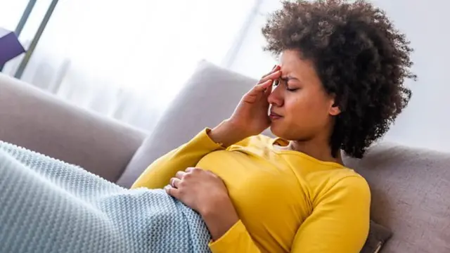 Nwaanyị nsọ ya na-afụ ya ụfụ