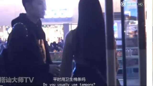 தன்னை ''க்ரிஸ்'' என அழைத்து கொள்ளும் அந்த நபர், செங்டு நகரின் மையத்தில் இளம் பெண்களை அணுகுவது போன்ற காட்டப்படுகிறார்.