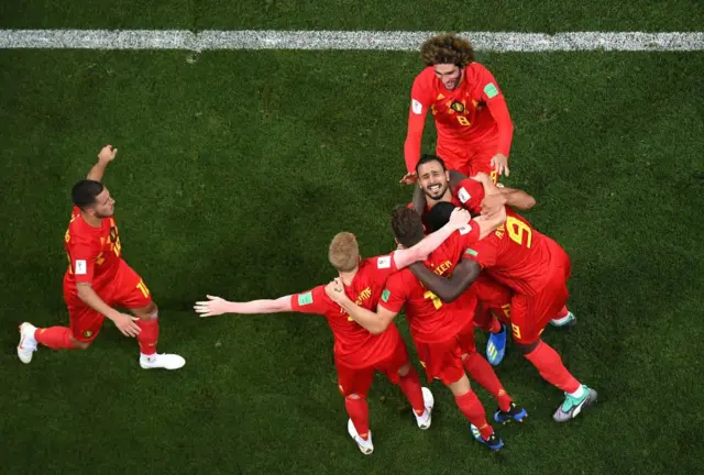 Jugadores belgas celebran el tanto de Chadli frente a Japón.