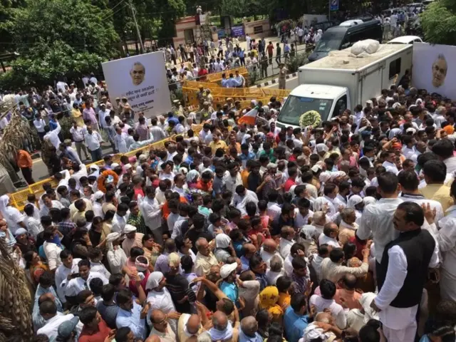 अटल बिहारी वाजपेयींची अंत्ययात्रा