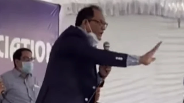 సభ్యులను వారిస్తున్న సంఘం అధ్యక్షుడు అజారుద్దీన్