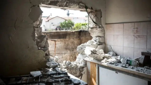 इसराइल के मुताबिक हमास के रॉकेट से नष्ट हुआ घर