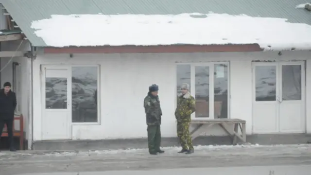 Чек ара маселесин чечүүнү создуктурган башкы себептердин бири - тажик тарап 1924-жылдагы улуттук-аймактык бөлүштүрүү учурундагы документтерге таянса, Кыргызстан 1958-59 жылдардагы жана андан кийинки паритеттик комиссиялардын документтерин негиз катары карманууда.