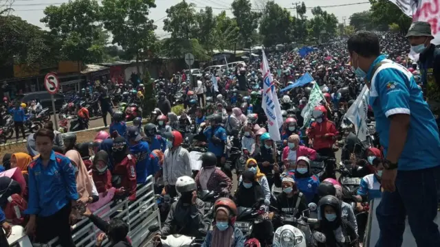 Massa buruh melakukan demonstrasi di Cianjur, Jawa Barat, Kamis (08/10)