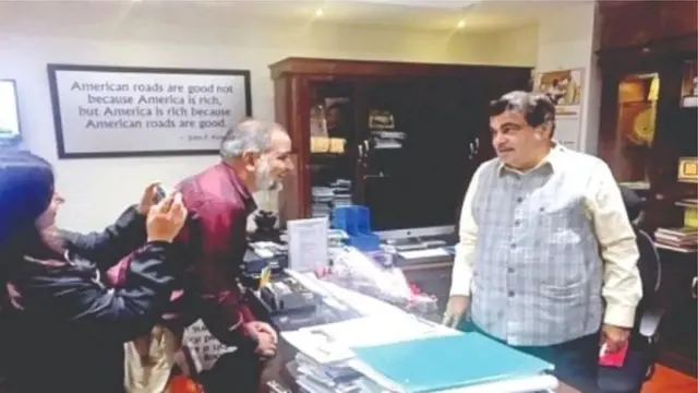 नितीन गडकरींसोबत मुर्तझा