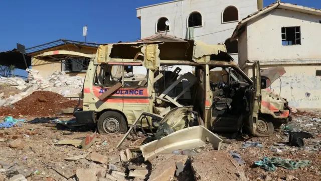 Sebuah ambulans yang rusak akibat serangan udara di Atareb, barat Aleppo, yang dikuasai pemberontak.