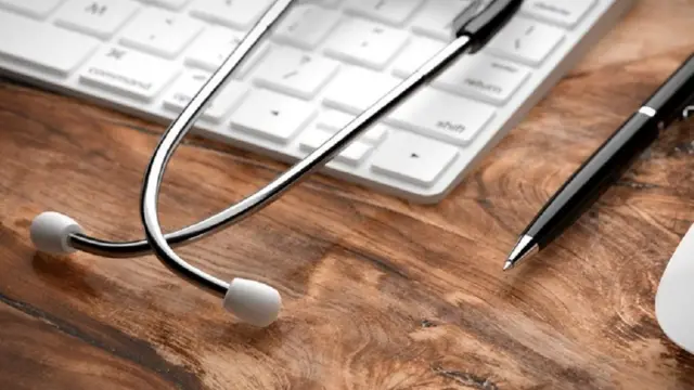 કિ-બોર્ડ, સ્ટેથોસ્કૉપ અને પેનની તસવીર