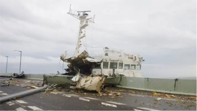 విమానాశ్రయానికి దారి తీసే వంతెనను ఢీకొన్న ట్యాంకర్