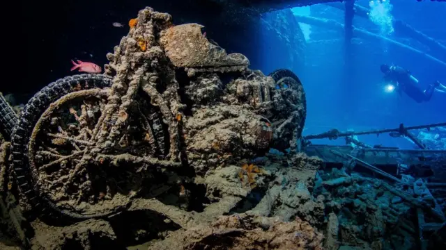 藍薊花號內部的一輛英國二戰時期BSA M20摩托車，該船位於埃及附近的紅海。