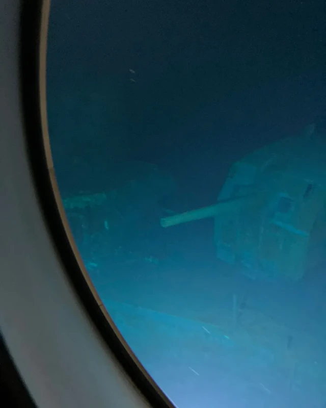 Орудия эсминца направлены в ту сторону, где во время битвы находился японский флот