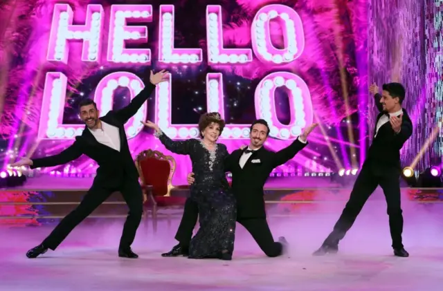 جينا لولوبريجيدا في عمر يناهز الـ 90 عاما، تشارك في النسخة الإيطالية من "ستريكتلي كوم دانسينغ" عام 2018