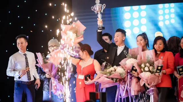 Ban tổ chức trao giải cho người thắng cuộc tại vòng chung kết 'UK Next Top Nail 2021'
