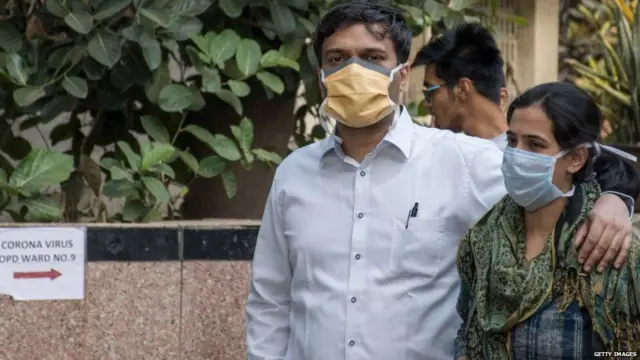 માસ્ક પહેરેલ વ્યક્તિ