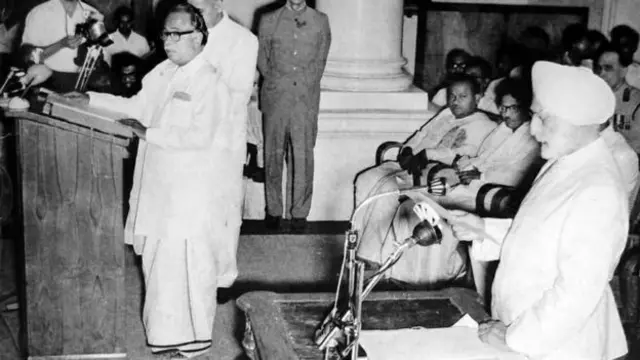 முதல்வராகப் பதவி ஏற்கிறார் அண்ணா.