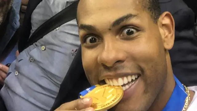 Leal comemora título