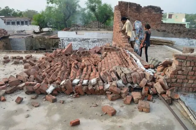 आँधीमा घरहरू पनि भत्किए